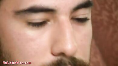 Giovane gay latino amatoriale si sega