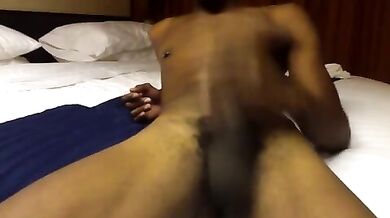 Enorme cazzo nero gay sborra in cam