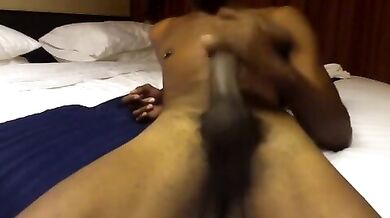 Enorme cazzo nero gay sborra in cam