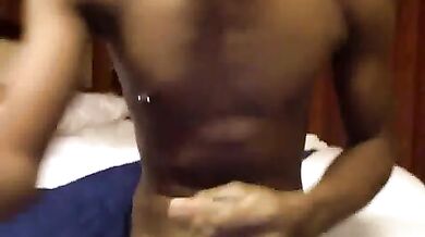 Enorme cazzo nero gay sborra in cam