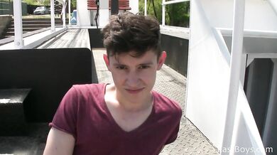 Teen gay amatoriale si sega in cam