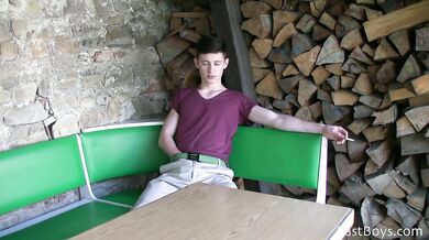 Teen gay amatoriale si sega in cam