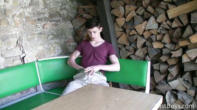 Teen gay amatoriale si sega in cam