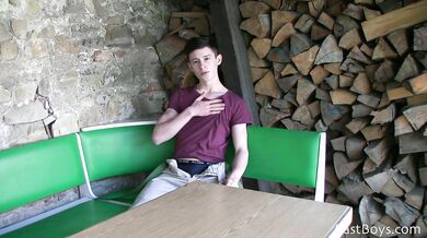 Teen gay amatoriale si sega in cam