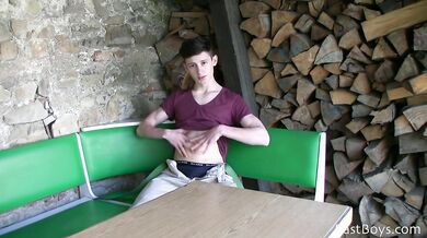 Teen gay amatoriale si sega in cam