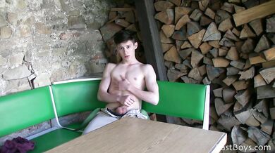 Teen gay amatoriale si sega in cam