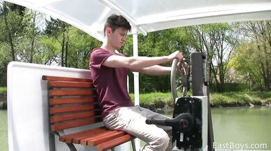 Teen gay amatoriale si sega in cam