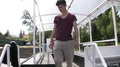 Teen gay amatoriale si sega in cam