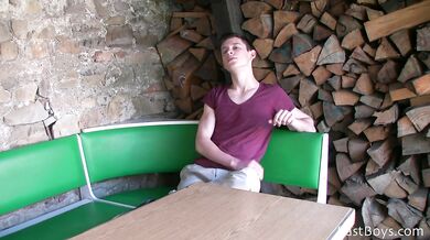 Teen gay amatoriale si sega in cam