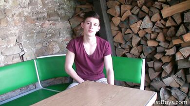 Teen gay amatoriale si sega in cam