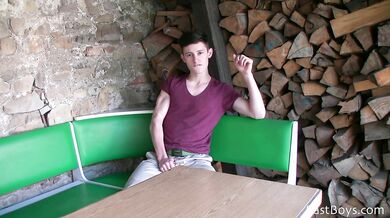 Teen gay amatoriale si sega in cam