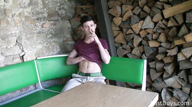 Teen gay amatoriale si sega in cam