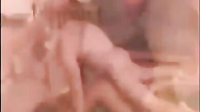 Boy gay si prende cura di due papà