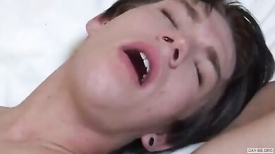 Ragazzo gay inculato al risveglio