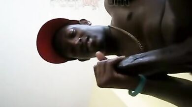 Mi masturbo il mio cazzo enorme in cam