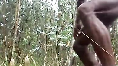 Gay ebony amatoriale si masturba nel bosco