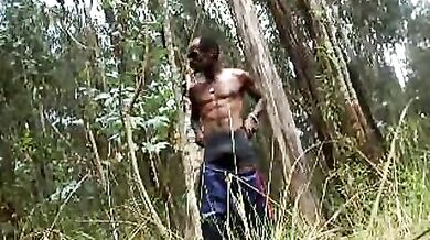Gay ebony amatoriale si masturba nel bosco
