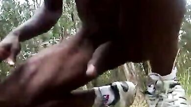 Gay ebony amatoriale si masturba nel bosco