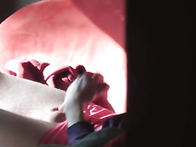 Il mio amico si masturba sotto le coperte