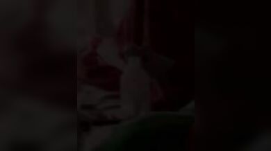 Il mio amico si masturba sotto le coperte