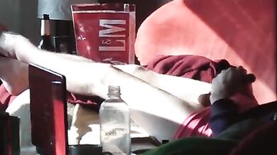 Il mio amico si masturba sotto le coperte