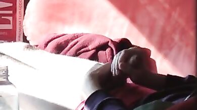 Il mio amico si masturba sotto le coperte