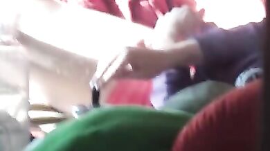 Il mio amico si masturba sotto le coperte