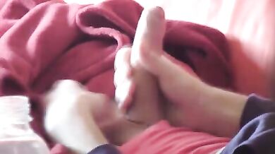 Il mio amico si masturba sotto le coperte