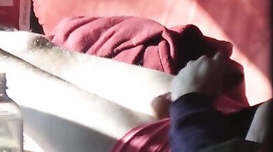 Il mio amico si masturba sotto le coperte