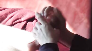 Il mio amico si masturba sotto le coperte