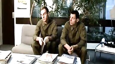 Medico gay pompa e incula due giovani militari