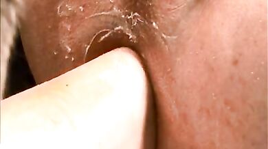 Medico gay pompa e incula due giovani militari