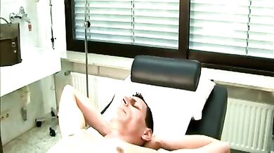 Medico gay pompa e incula due giovani militari