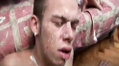 Esplosione di sborra gay in faccia