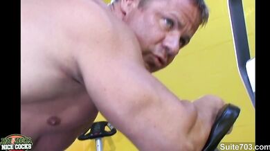 Adam Hart si masturba