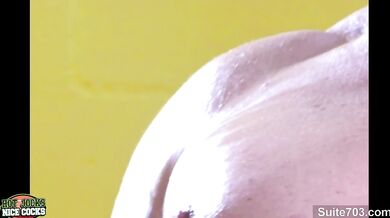 Adam Hart si masturba