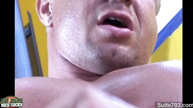 Adam Hart si masturba