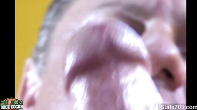 Adam Hart si masturba