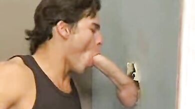 Glory hole gay in un bagno pubblico