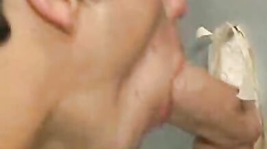 Glory hole gay in un bagno pubblico