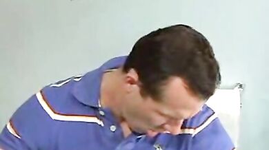 Glory hole gay in un bagno pubblico