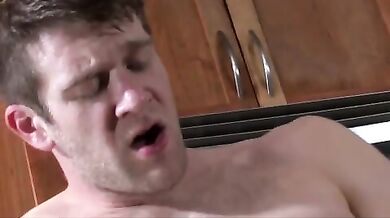 Diciottenne gay fa un pompino al padre