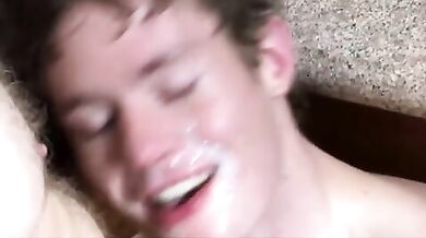 Diciottenne gay fa un pompino al padre