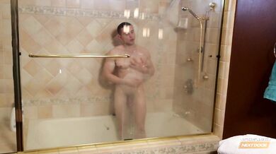 Giovane gay bruno inculato dopo la doccia