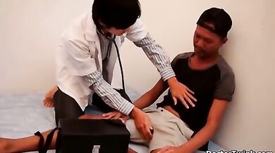 Giovane gay asiatico ama le leccate anali