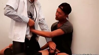 Giovane gay asiatico ama le leccate anali