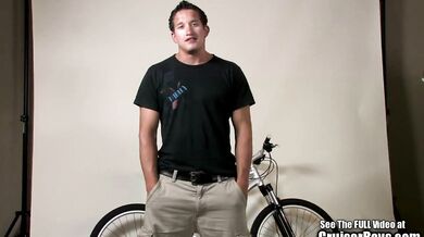 Studente gay muscoloso si allunga il cazzo