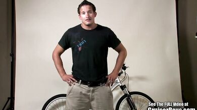 Studente gay muscoloso si allunga il cazzo