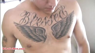 Latino bisex si sborra addosso