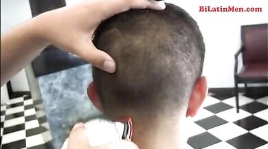 Latino bisex si sborra addosso